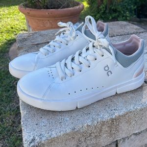 ON RUNNING ROGER SNEAKERS (LIKE NEW)